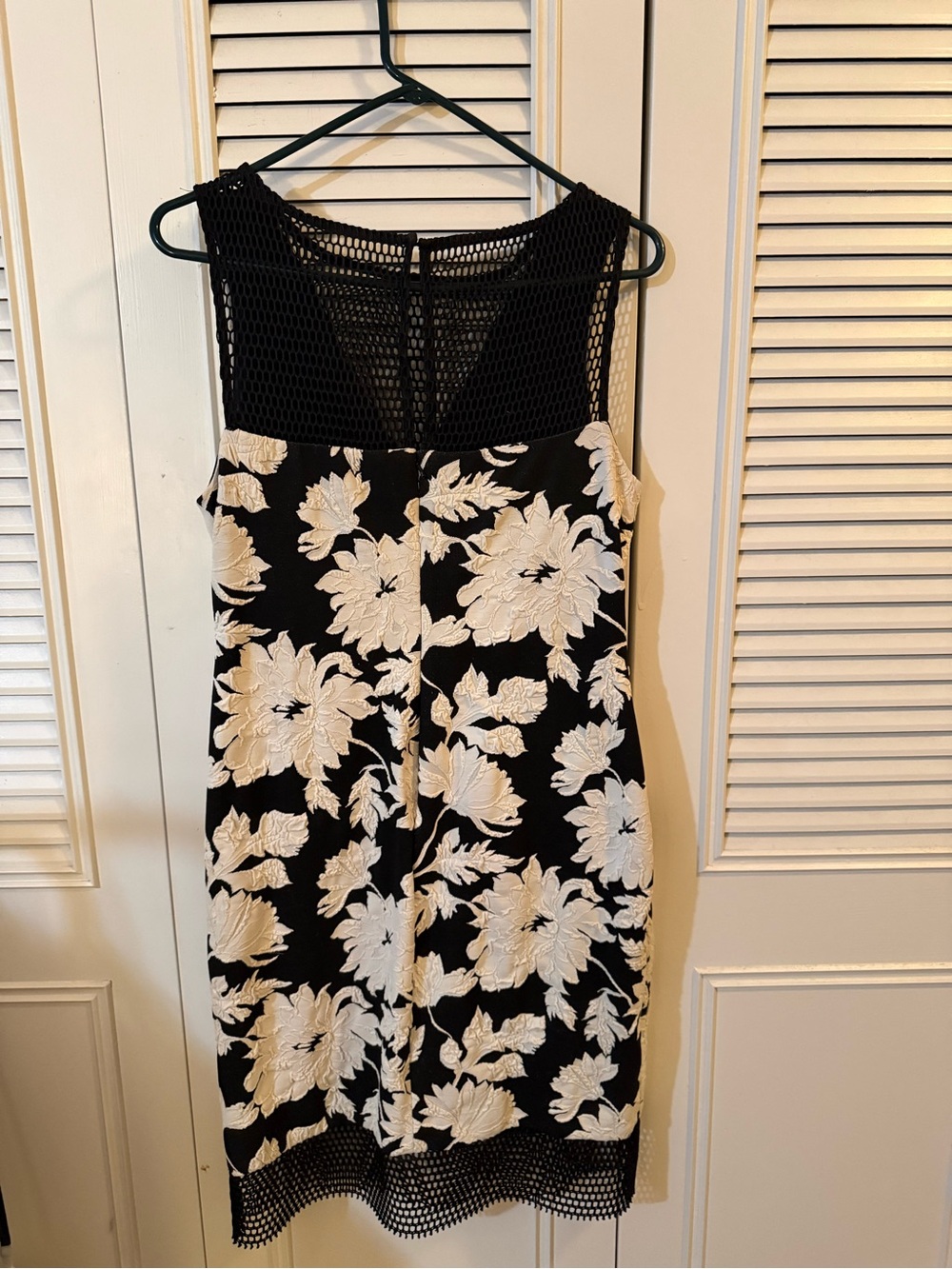 Cache Black and White Floral V-Neck Sleeveless Dress - Picture 2 of 3